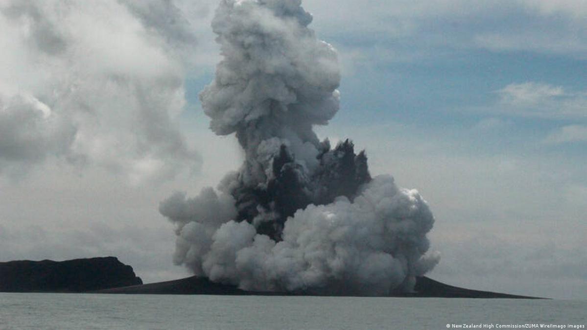 How does an underwater volcano form? DW 01/17/2022