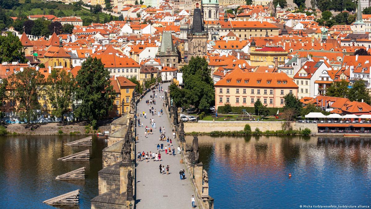 Prague eyes tourism rebound DW 07/11/2022