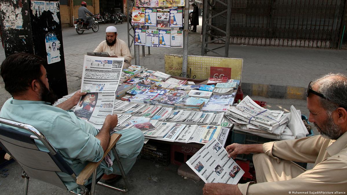 Pakistan Newspapers fight for survival as sales plunge DW 11/22/2022