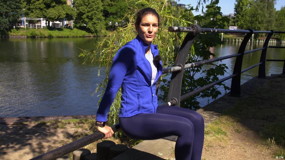 Stretches in a sitting position DW 09/03/2022