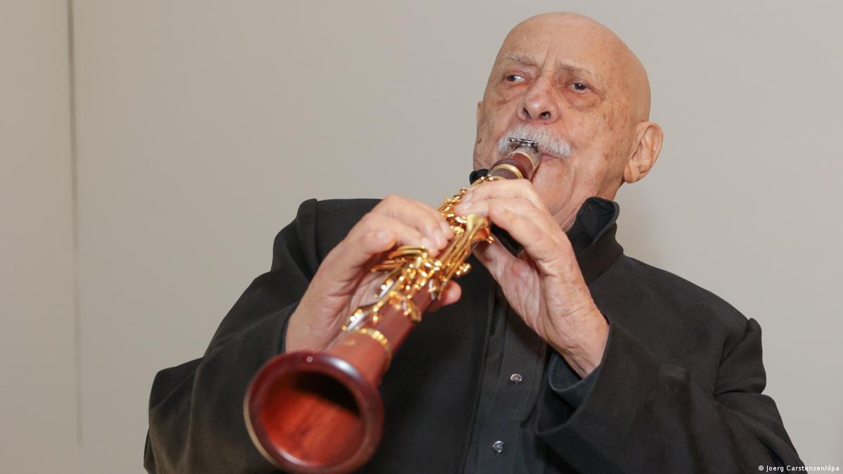 Giora Feidman gifts to Jewish Museum Berlin DW 07/27/2022