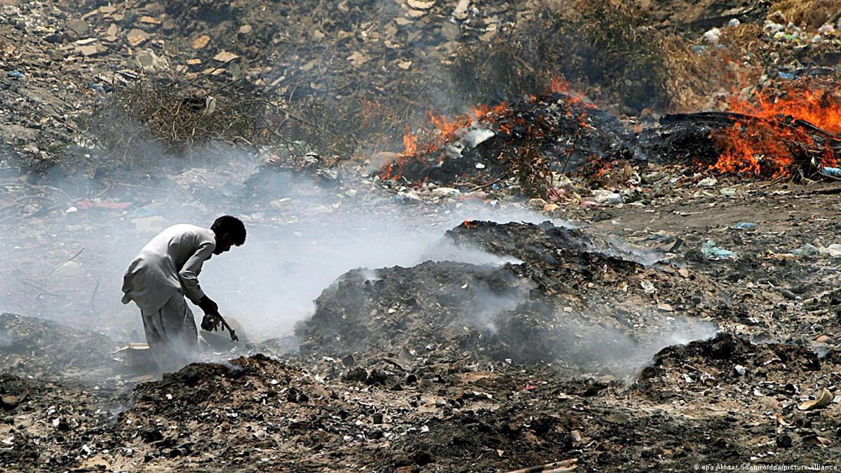 Pakistan a dumpsite for hazardous waste DW 07/27/2022