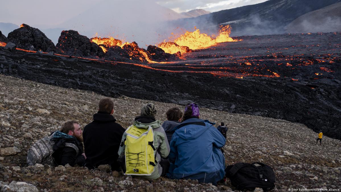 Gases from Iceland volcano threaten village DW 08/05/2022