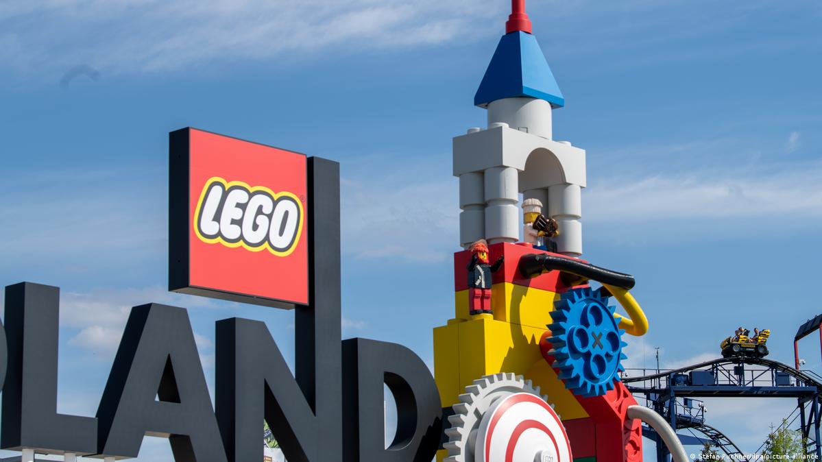 Dozens injured in Legoland rollercoaster crash DW 08/11/2022
