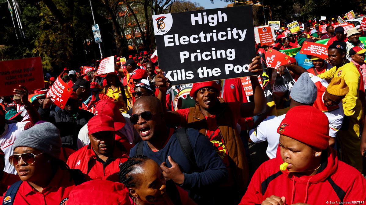South African workers protest cost of living DW 08/24/2022