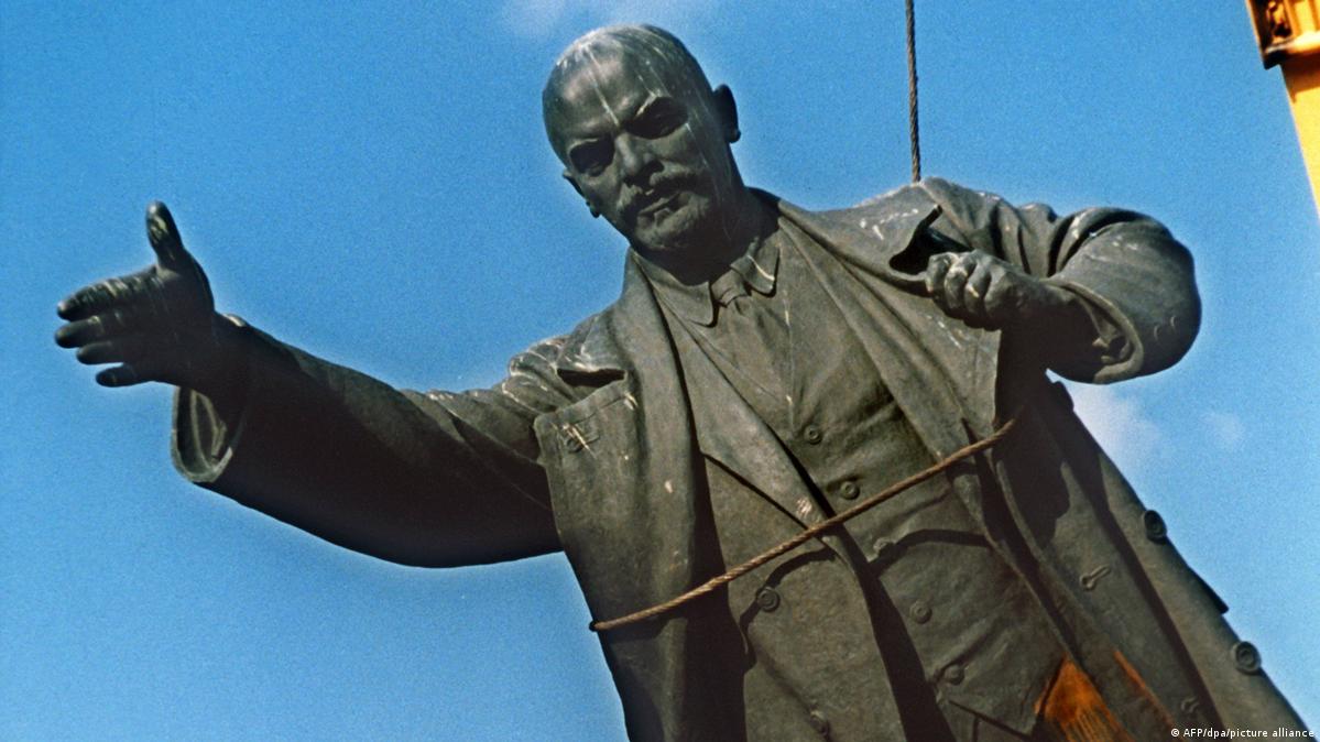 Lithuania topples last Soviet monuments DW 09/04/2022