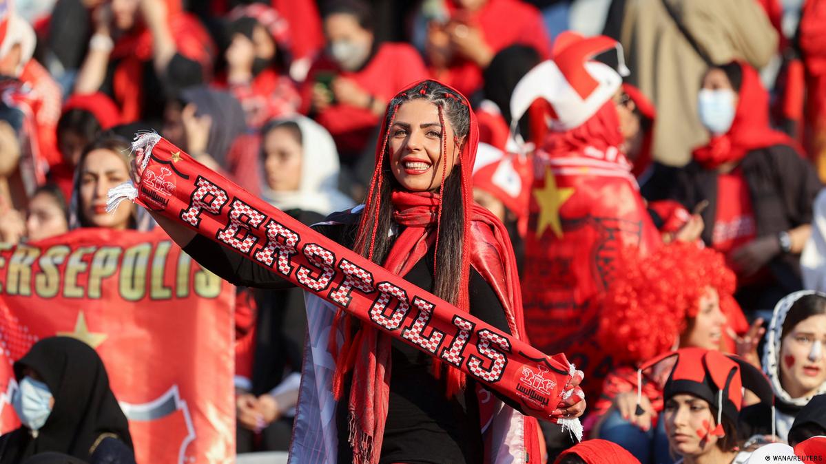 Football in Iran Where women have a history of protesting DW 10/12