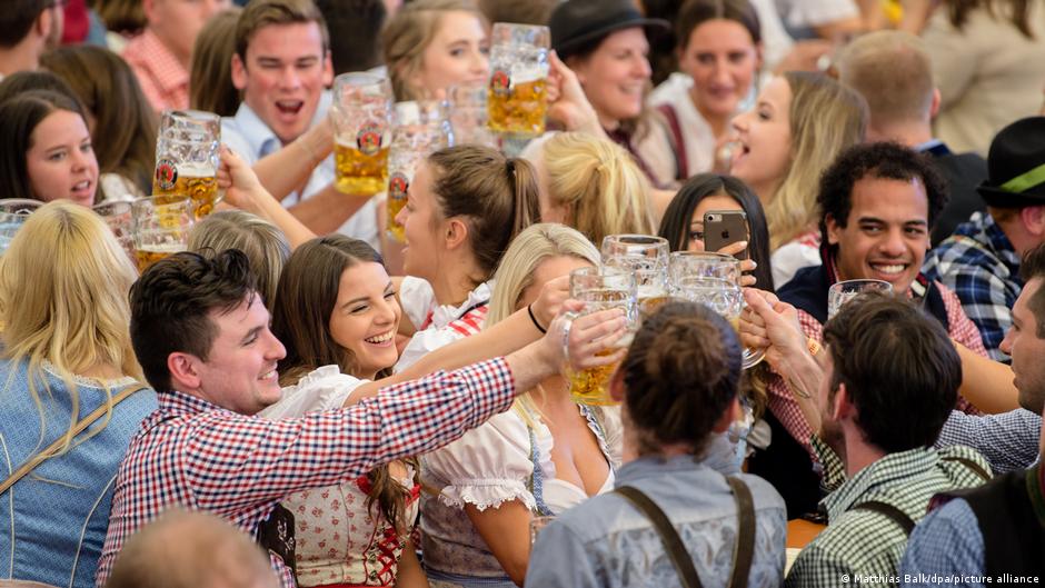 Germany's risky alcohol consumption DW 09/30/2022