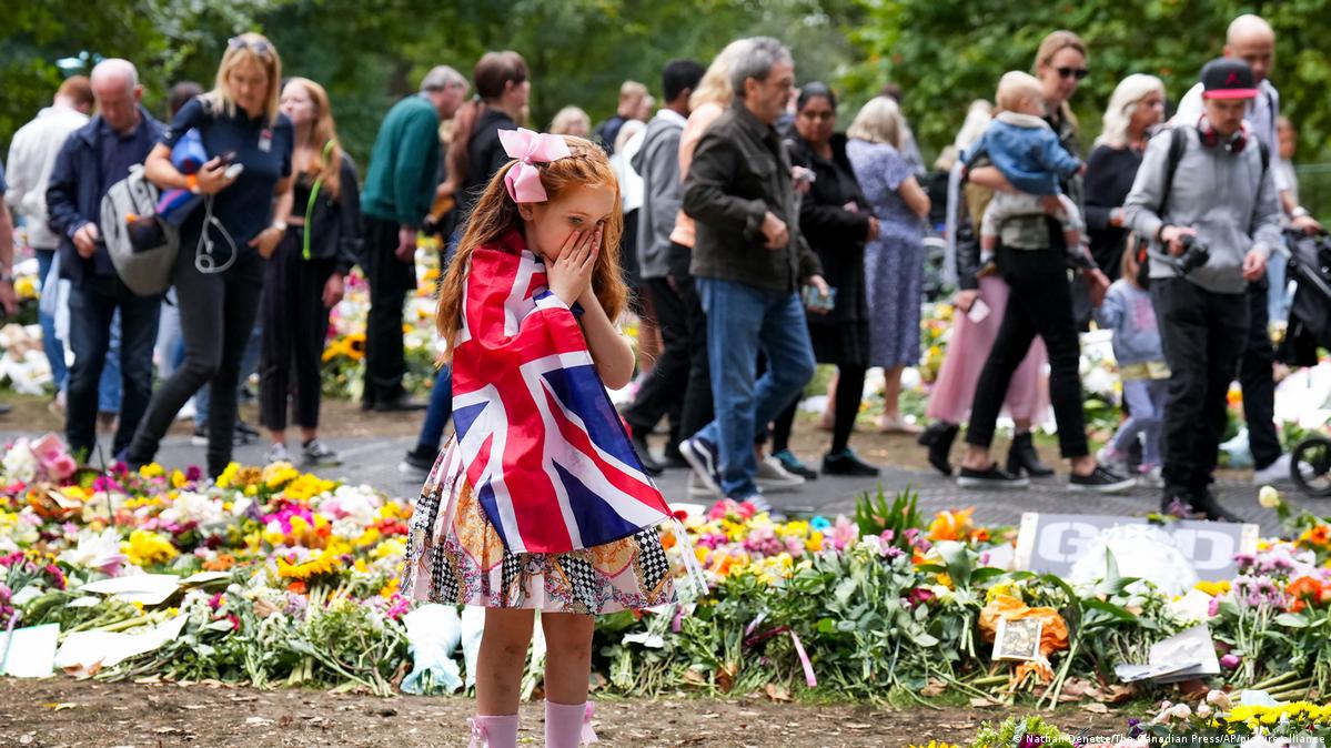 Britain's Queen Elizabeth to get private burial DW 09/15/2022