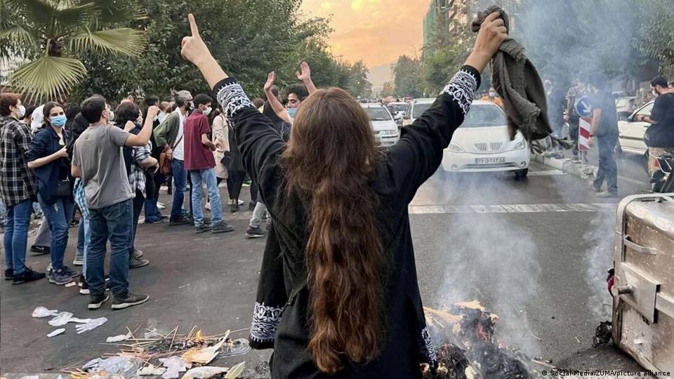 Iran Unrest: Citizens Rely On Social Media For News – Dw – 11/28/2022