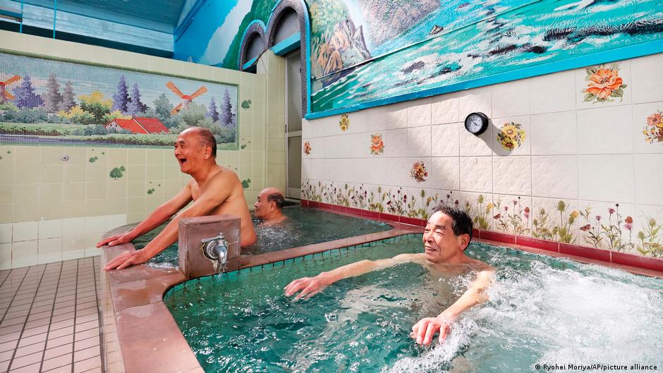 Tokyo starts effort to revive public bathhouses DW 10/01/2022