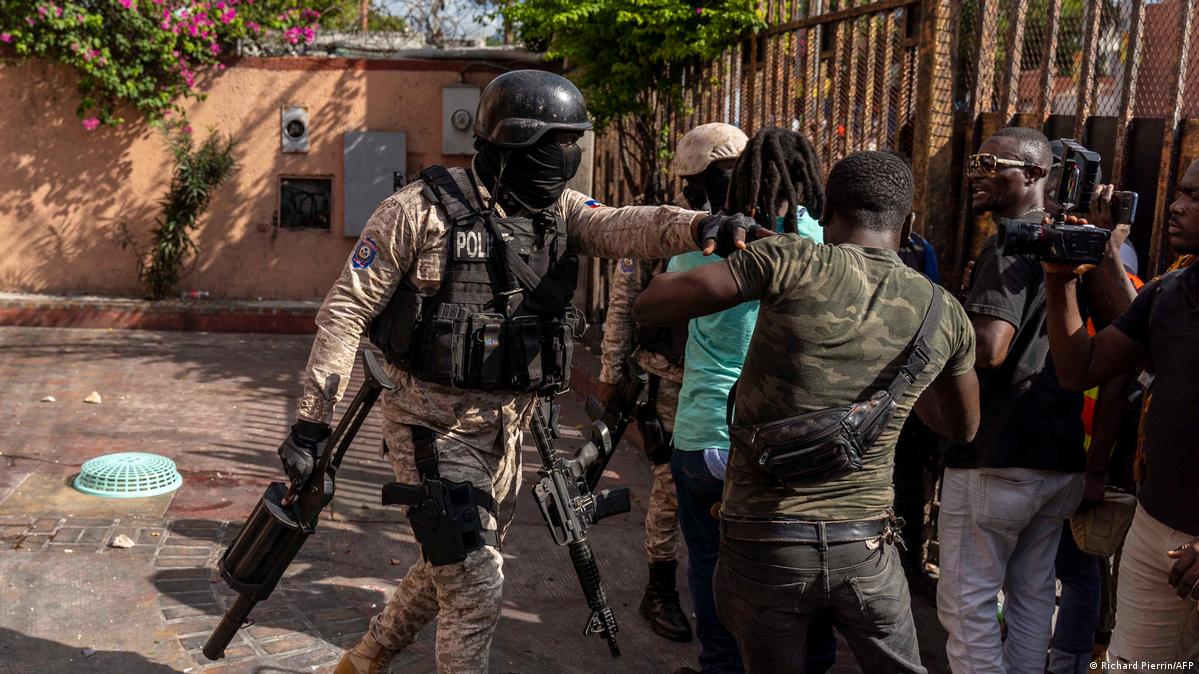 US, Canada send armored vehicles to Haiti to fight gangs DW 10/16/2022