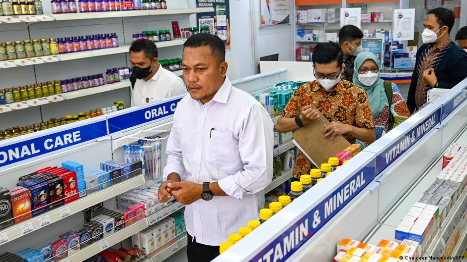 Indonesians agonize over child deaths blamed on cough syrups DW 10