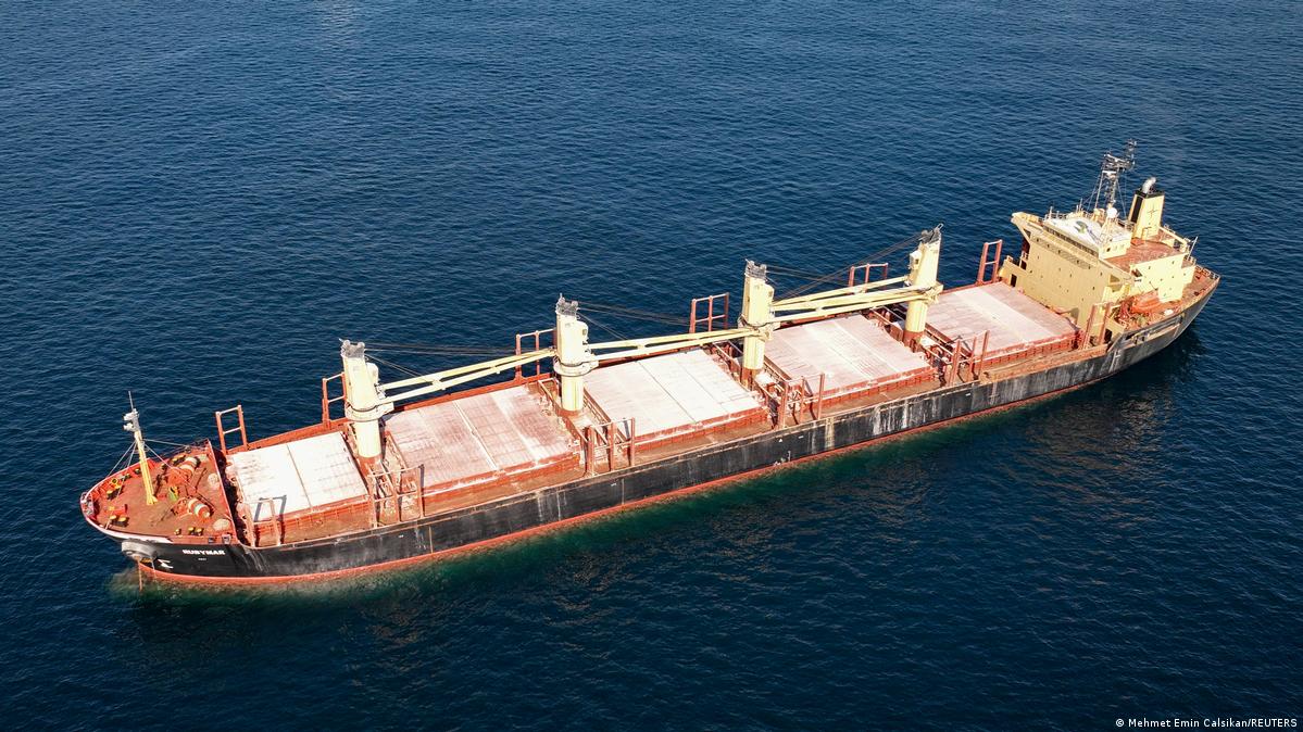 Ukraine Grain ships depart Black Sea ports DW 11/03/2022