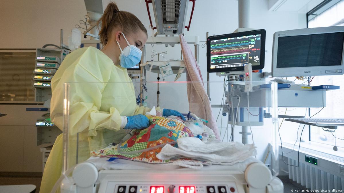 RSV surge pressuring German children's hospitals DW 12/06/2022
