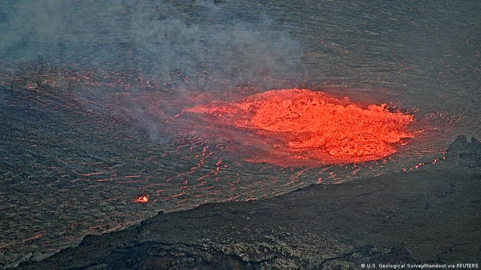 Hawaii's Kilauea volcano erupts again DW 01/06/2023
