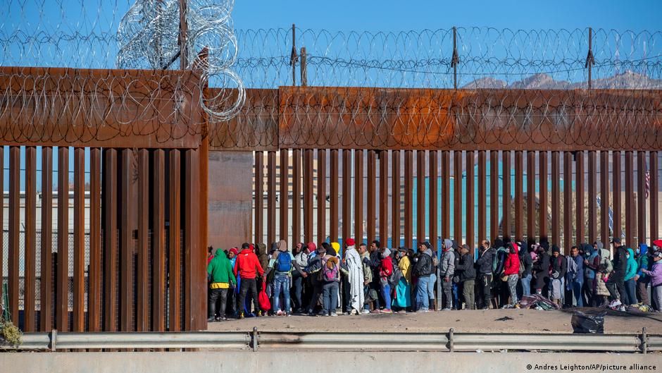US opens online applications for migrants at Mexican border DW 01