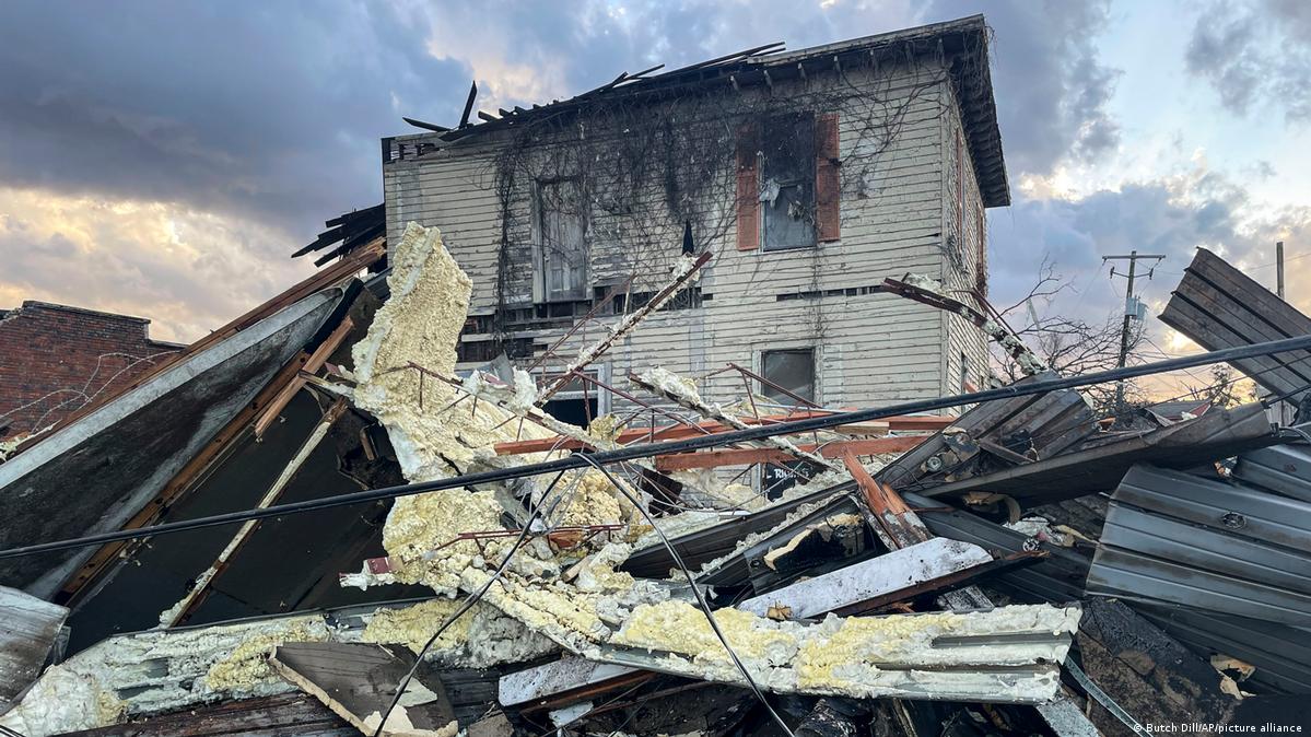 US Deadly tornadoes sweep through southern states DW 01/13/2023