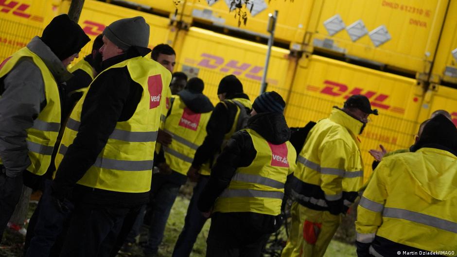 German postal service settles wage dispute, avoids strikes DW 03/11