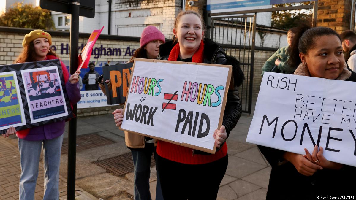 UK strikes Half a million walk out for higher pay DW 02/01/2023