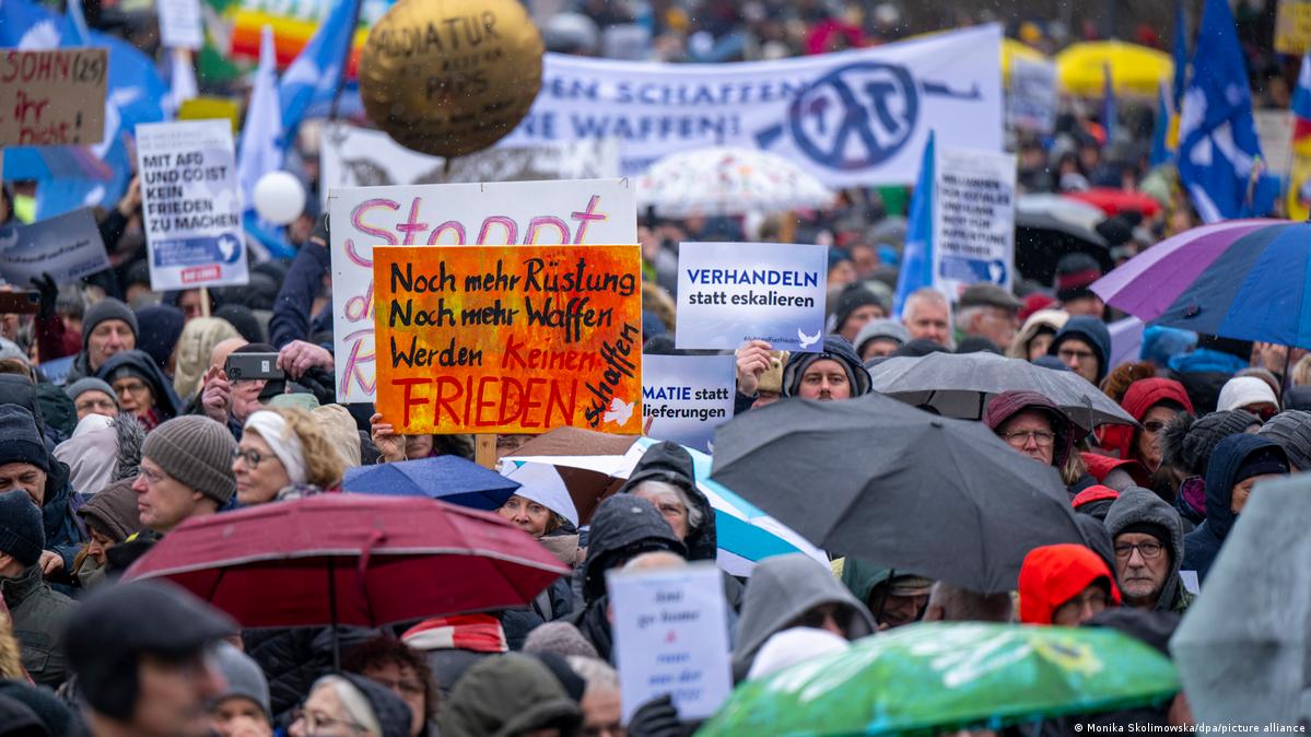Thousands in Berlin attend 'naive' Ukraine peace rally DW 02/25/2023