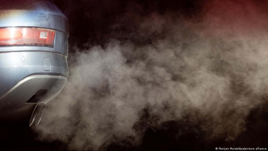 EU delays vote on combustion engine ban as Germany hesitates – DW – 03
