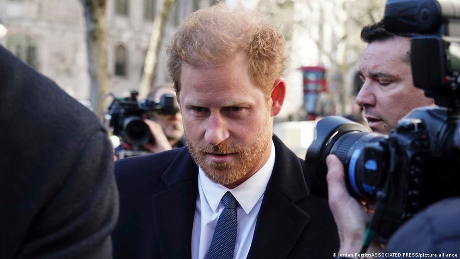UK Prince Harry makes surprise court appearance DW 03/27/2023
