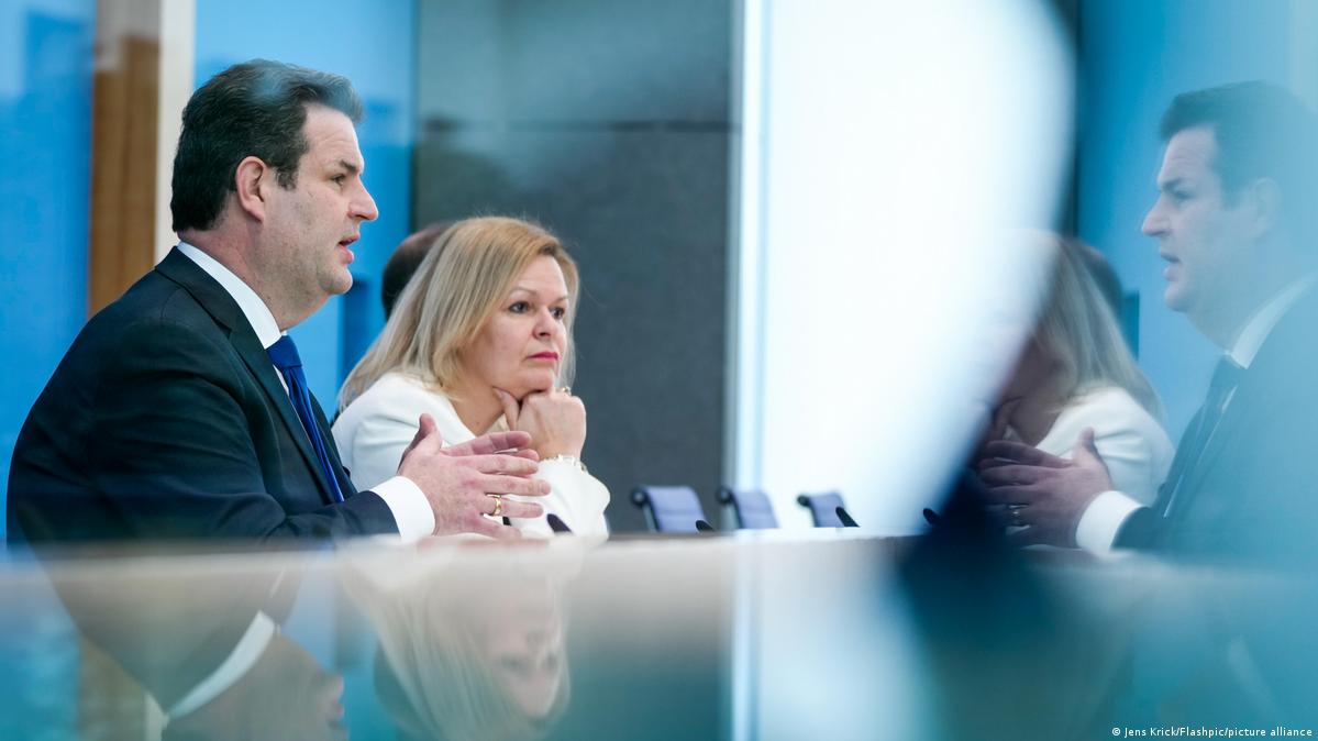 Germany to change immigration laws to attract skilled labor DW 03