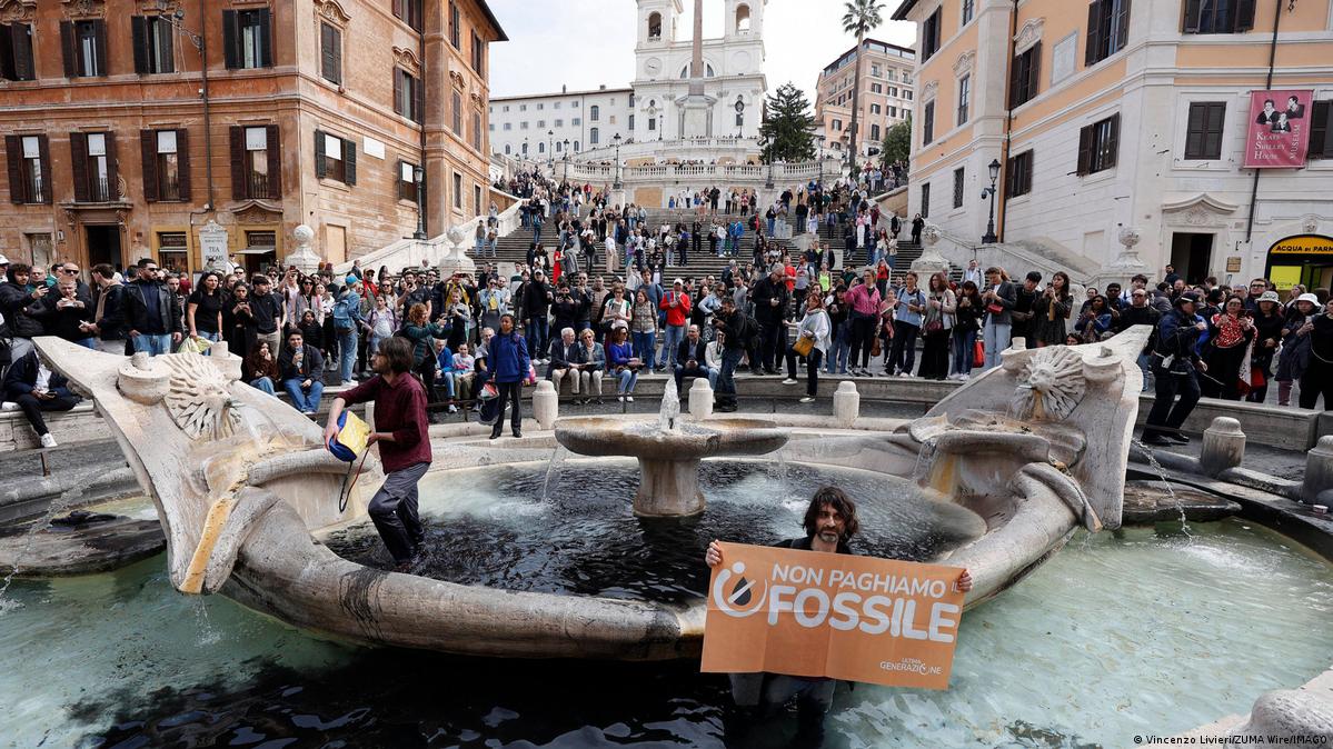 Climate activists turn famed Roman fountain black DW 04/01/2023