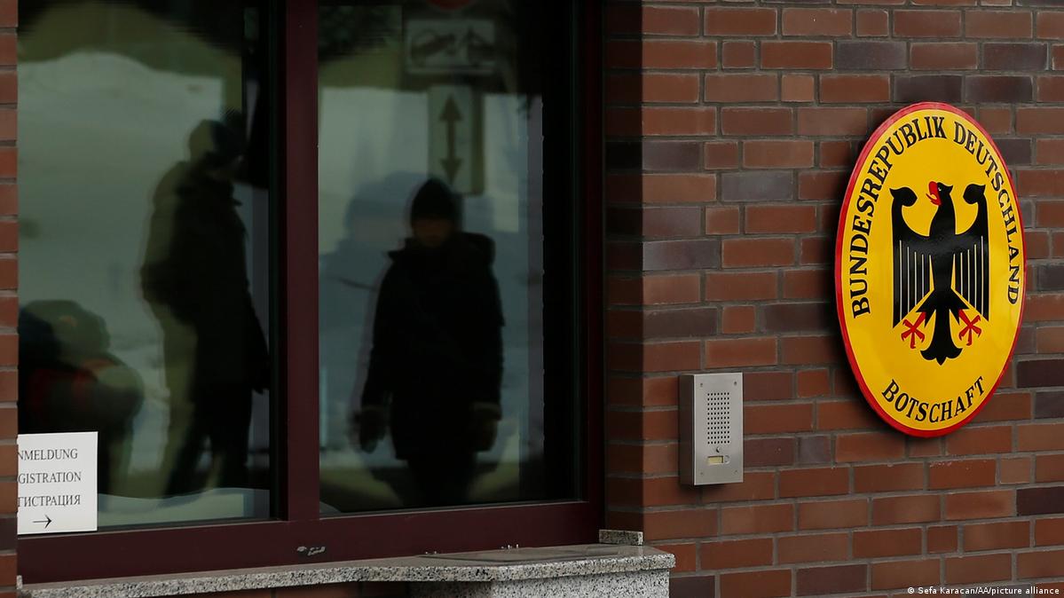 Ukraine updates Russia to expel German diplomats DW 04/22/2023