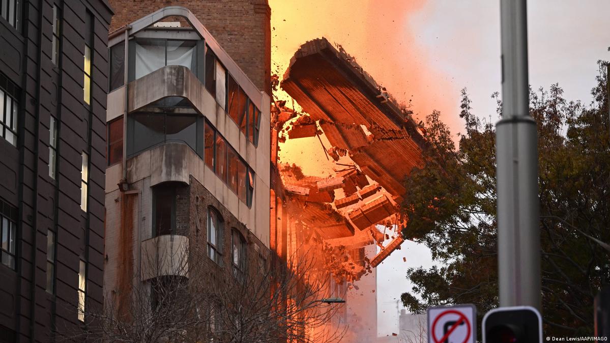 Australia Sydney building engulfed by major fire DW 05/25/2023