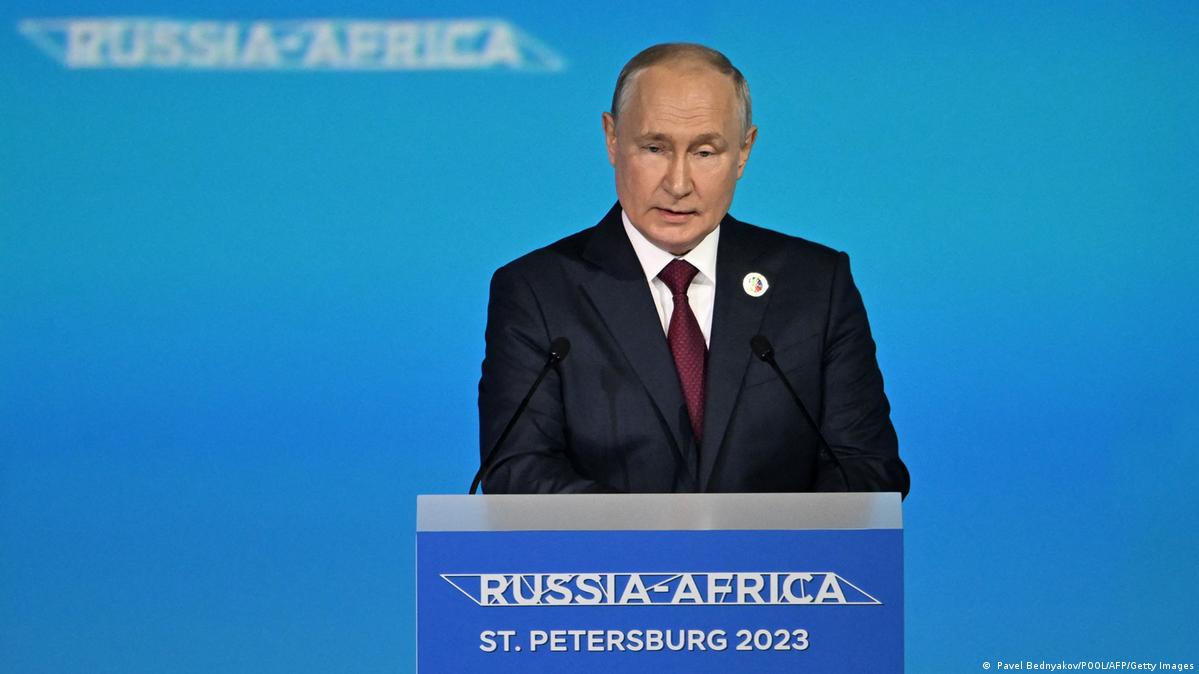Putin promises free grain for 6 African countries DW 07/27/2023