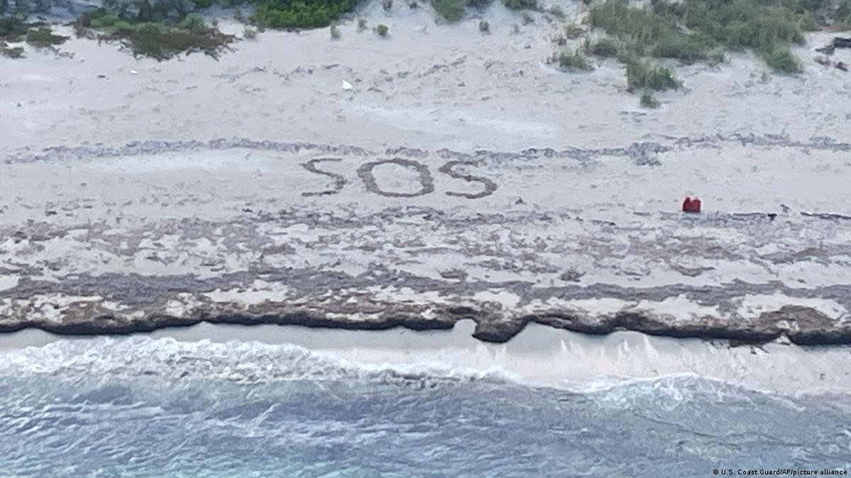 Schiffbruch vor den Bahamas "SOS" im Sand DW 23.08.2023