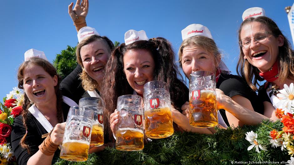 Oktoberfest Munich mayor opens 188th beer festival DW 09/16/2023