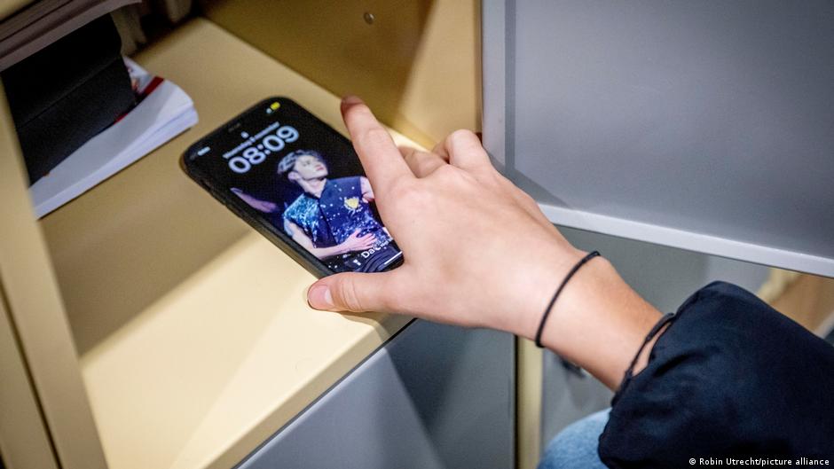 New Zealand's new PM Luxon touts ban on phones in schools DW 12/01/2023