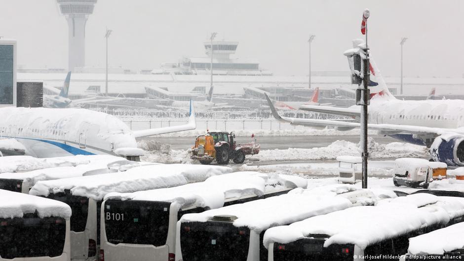Munich Airport resumes operations after sleet halted flights DW 12/05/2023