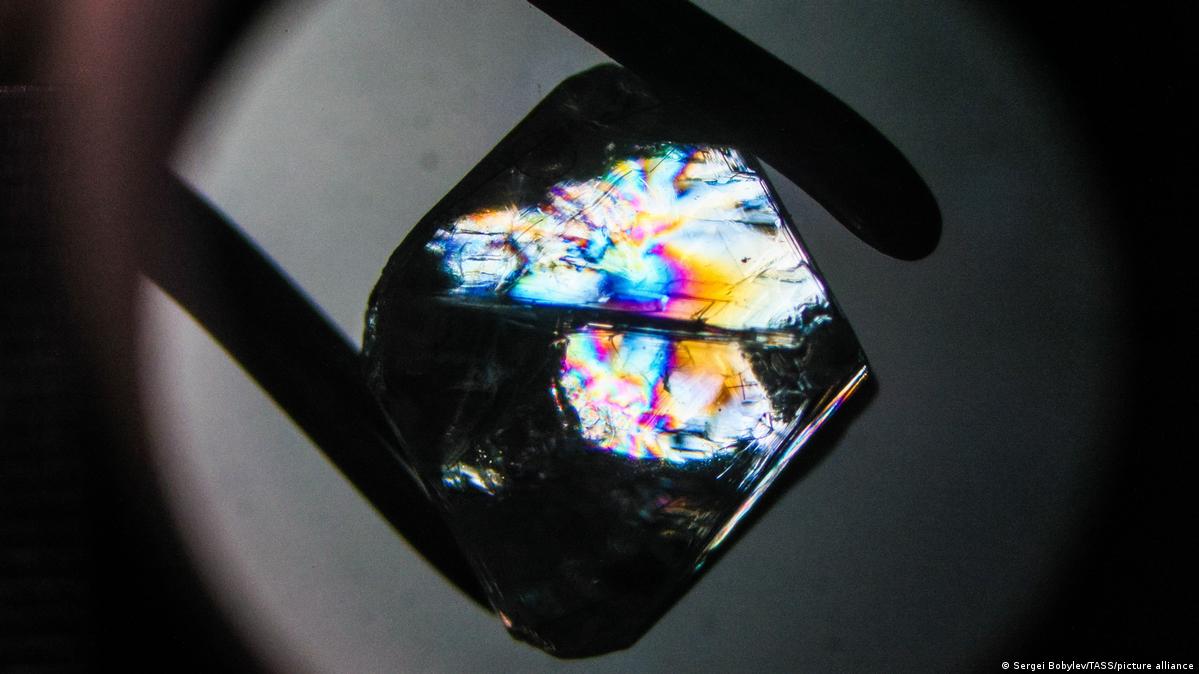 Ukraine updates EU eyes Russian diamonds in new sanctions DW 12/18