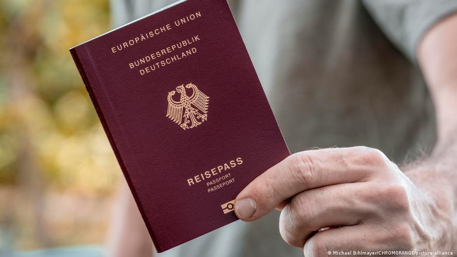 Germany Citizenship law could prompt 50,000 Turks to apply DW 01