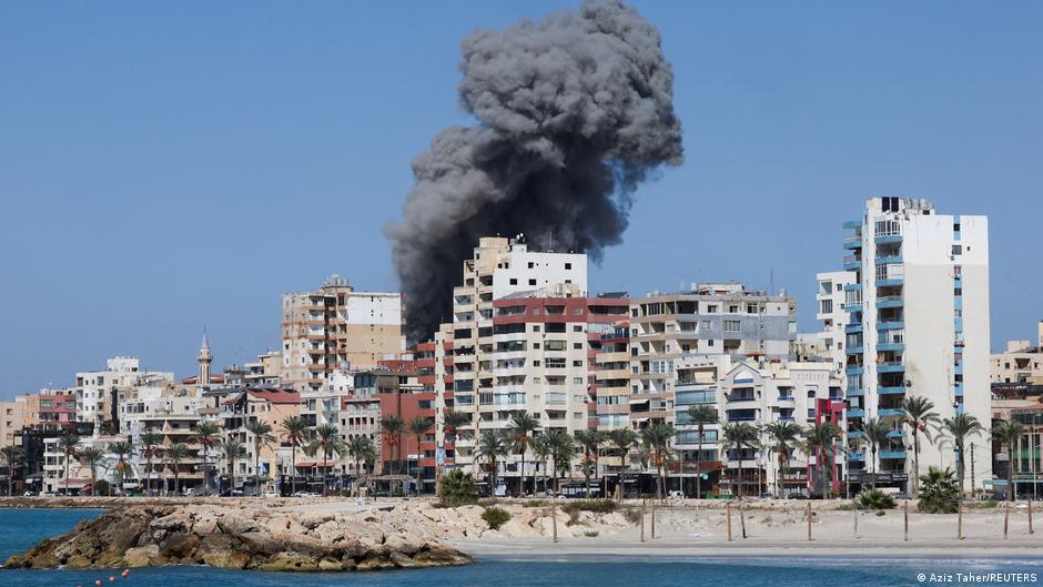 Israeli strikes rock Beirut's southern suburbs DW 10/24/2024