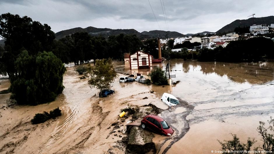 Torrential rains slam Spain, several dead DW 10/30/2024