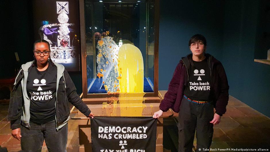 UK 4 arrested after throwing custard at Crown Jewels DW 12/06/2025