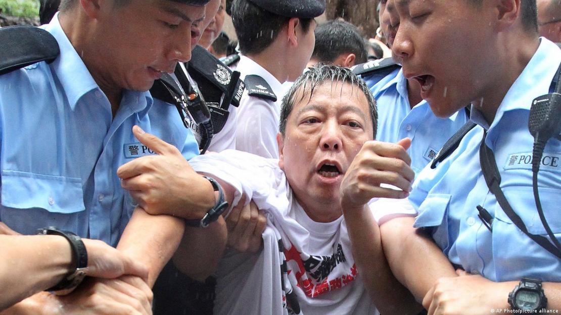 （資料畫面）圖為李卓人2010年因展示6.4公尺「民主女神像」遭警方逮捕