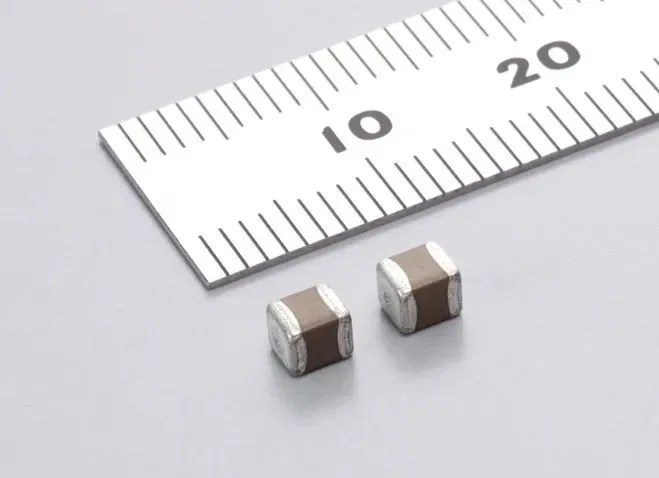 تبلغ سعة MLCC المدمجة 15 نانو فهرنهايت والجهد المقدر 1.25 كيلو فولت