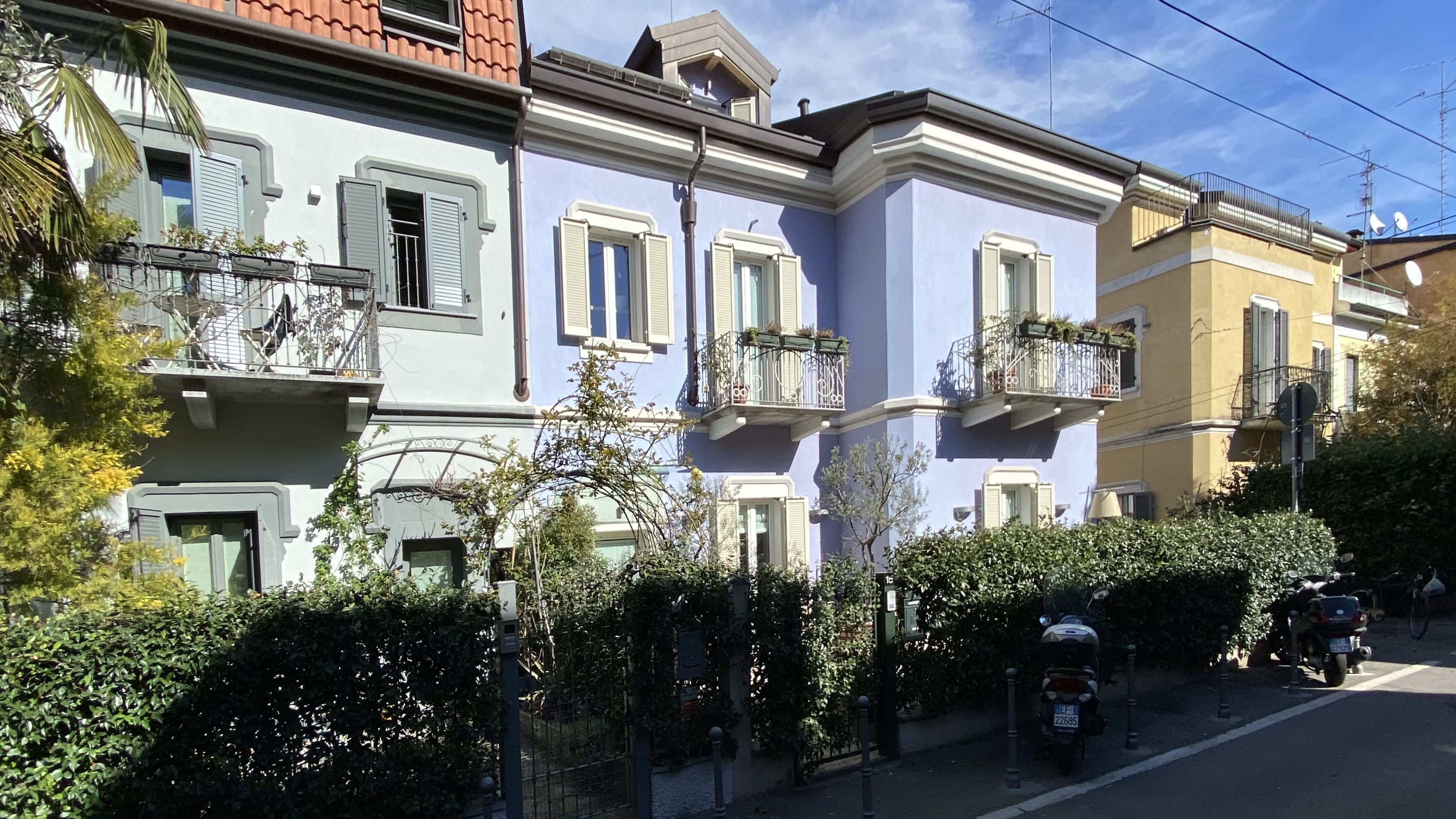 Forse non sai che c'è un villaggio di case colorate a Milano sembra Notting Hill