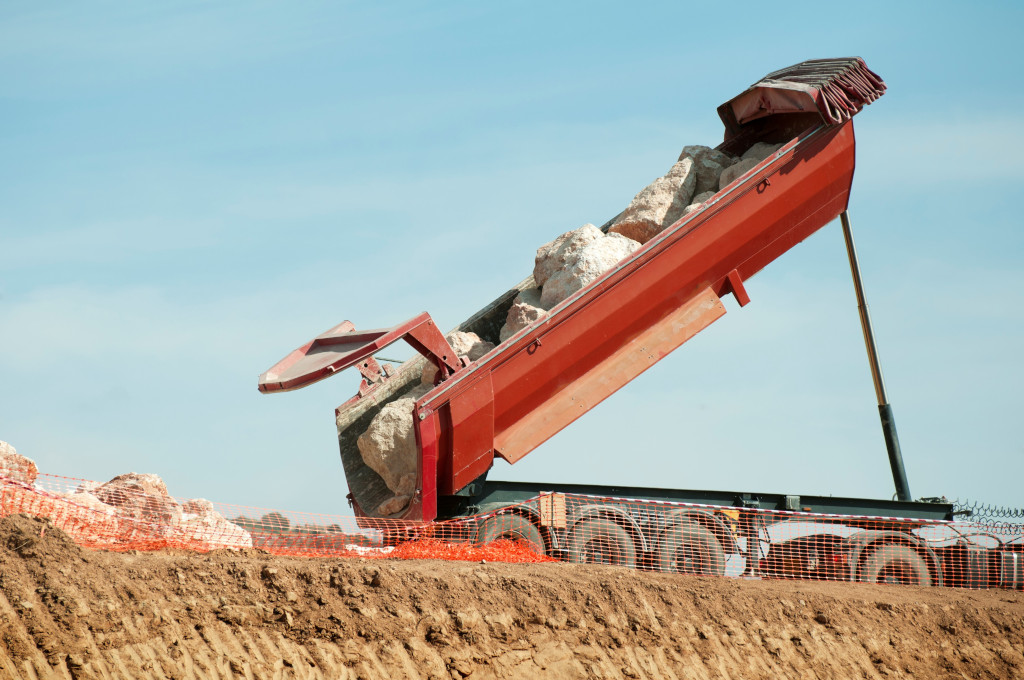 What is an End Dump Trailer? Different Types of Dump Trailers Explained