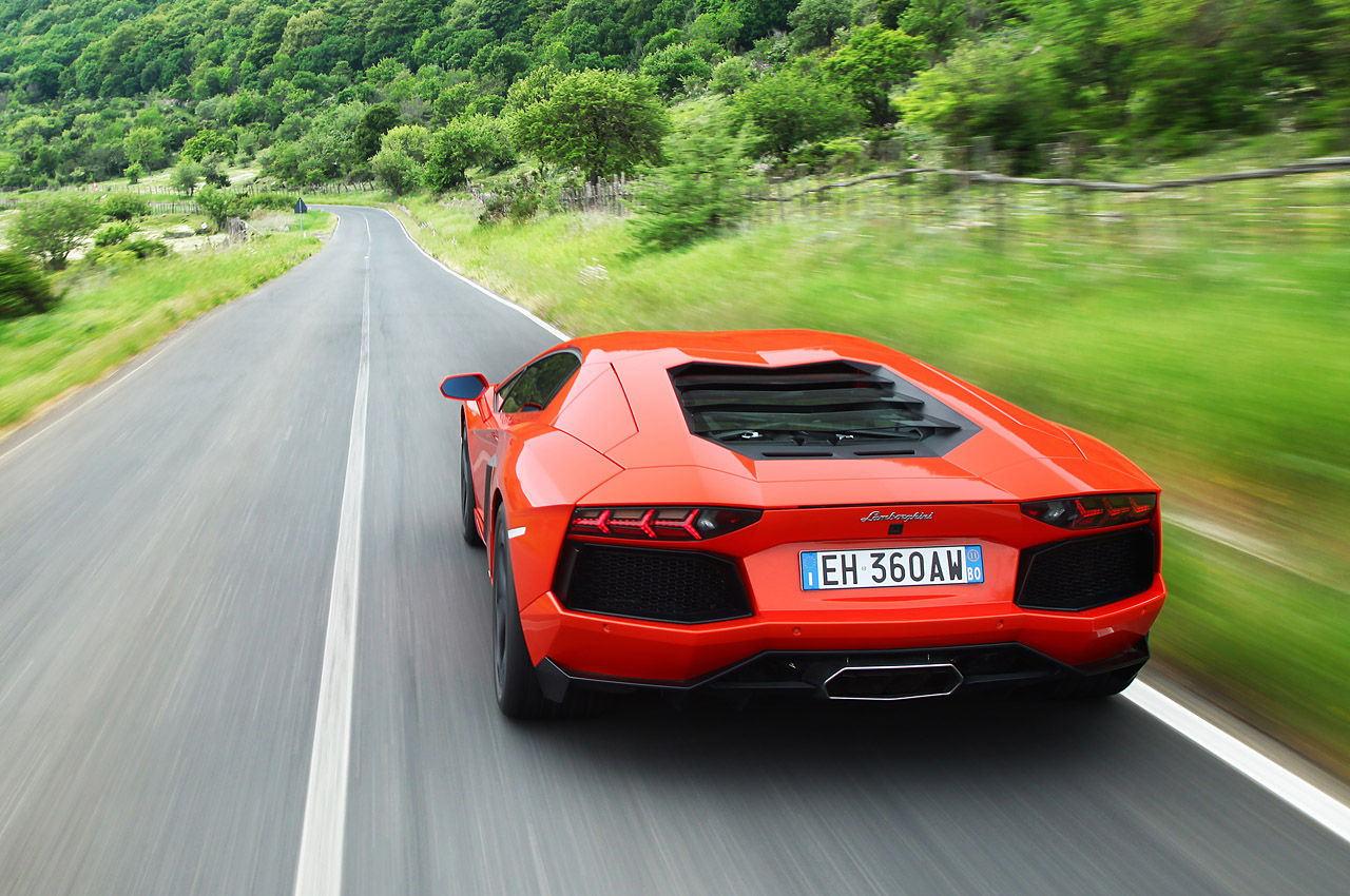 Aventador Roadster kommer i mars. Enligt nya rykten Feber