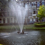 PAYS-BAS-L'HOLLANDE-THE NETHERLANDS,HOLLAND,HOLANDA,NEDERLAND,La fuente del canal de la Provenierstraat-PROVENIERSINGEL-en Rotterdam-EL ARTE HOLANDES QUE DISFRUTA EL TRANSEUNTE DIARIAMENTE EN ROTTERDAM-ART ET SOCI&Eacute;T&Eacute;-
