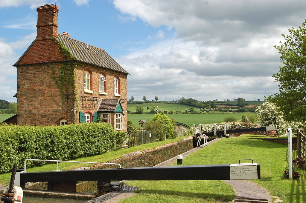 Granny Buttons Somerton Deep Lock cottage for sale