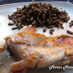 salmonetes con arroz salvaje frito