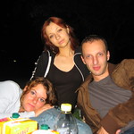 Kerstin, Vera und Boris nachts beim picknick am kanal
